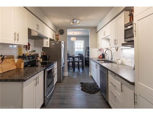 7992 Post Road, Niagara Falls, ON - Indoor Photo Showing Kitchen With Upgraded Kitchen