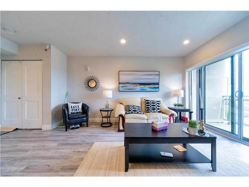 701-5698 Main Street, Niagara Falls, ON - Indoor Photo Showing Living Room