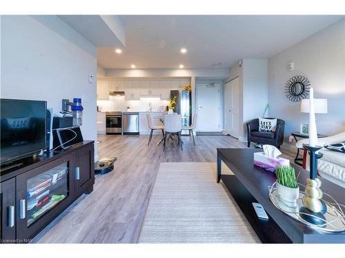 701-5698 Main Street, Niagara Falls, ON - Indoor Photo Showing Living Room