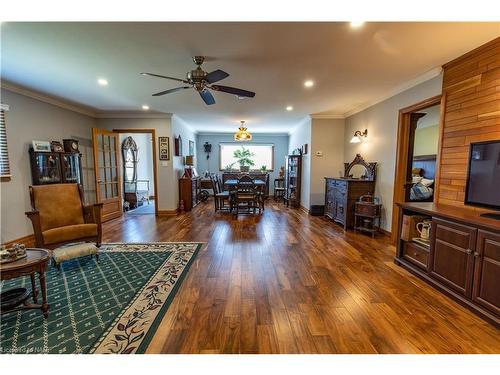 10576 Woodland Dr Drive, Port Colborne, ON - Indoor Photo Showing Living Room