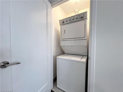 403-10 Concord Place, Grimsby, ON - Indoor Photo Showing Laundry Room