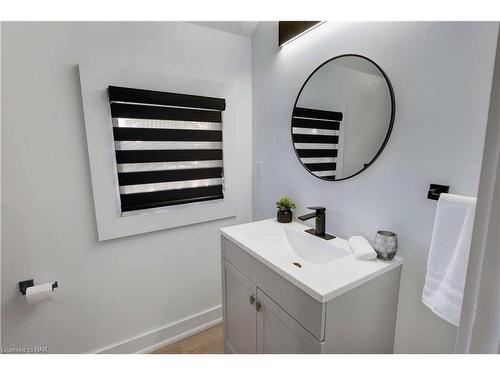 211 Charlotte Street, Port Colborne, ON - Indoor Photo Showing Bathroom