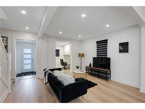 211 Charlotte Street, Port Colborne, ON - Indoor Photo Showing Living Room