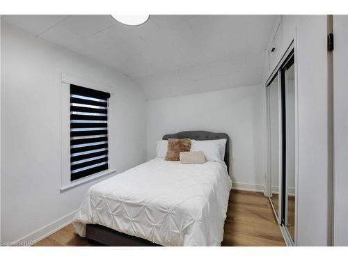 211 Charlotte Street, Port Colborne, ON - Indoor Photo Showing Bedroom