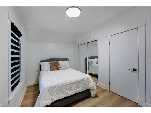 211 Charlotte Street, Port Colborne, ON - Indoor Photo Showing Bedroom