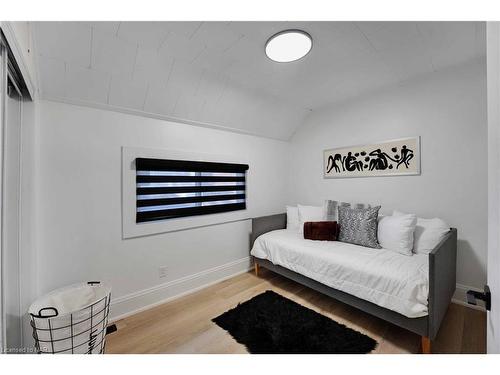 211 Charlotte Street, Port Colborne, ON - Indoor Photo Showing Bedroom