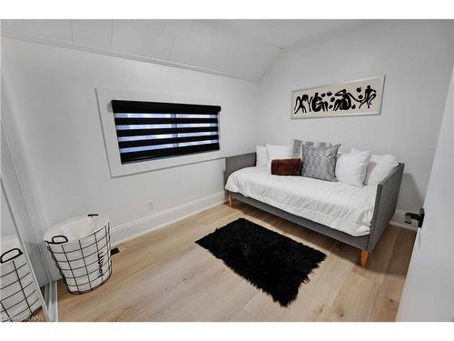 211 Charlotte Street, Port Colborne, ON - Indoor Photo Showing Bedroom