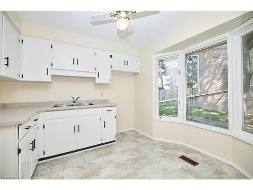 23-75 Ventura Drive, St. Catharines, ON - Indoor Photo Showing Kitchen With Double Sink