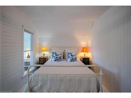 3728 Crystal Beach Drive, Crystal Beach, ON - Indoor Photo Showing Bedroom