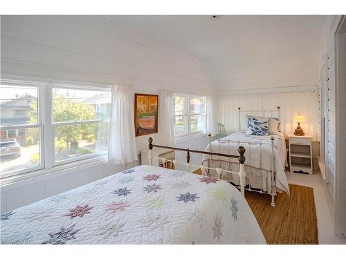 3728 Crystal Beach Drive, Crystal Beach, ON - Indoor Photo Showing Bedroom