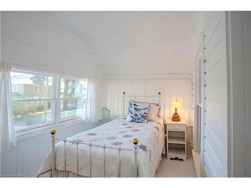 3728 Crystal Beach Drive, Crystal Beach, ON - Indoor Photo Showing Bedroom