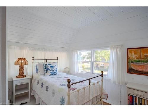 3728 Crystal Beach Drive, Crystal Beach, ON - Indoor Photo Showing Bedroom