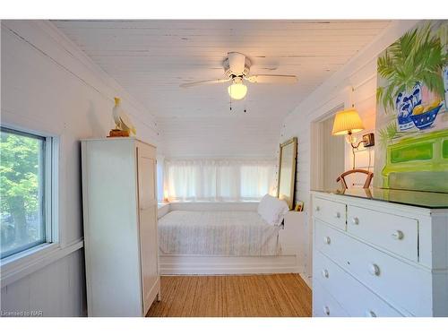 3728 Crystal Beach Drive, Crystal Beach, ON - Indoor Photo Showing Bedroom