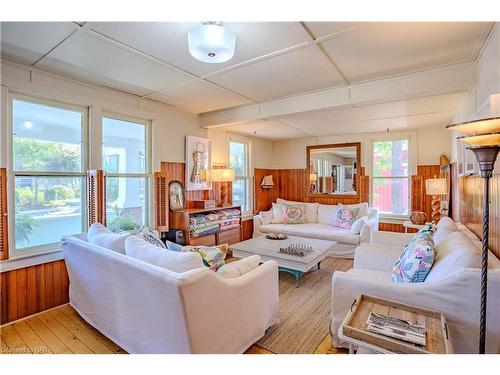 3728 Crystal Beach Drive, Crystal Beach, ON - Indoor Photo Showing Living Room