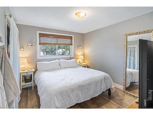 35 Loraine Drive, St. Catharines, ON - Indoor Photo Showing Bedroom