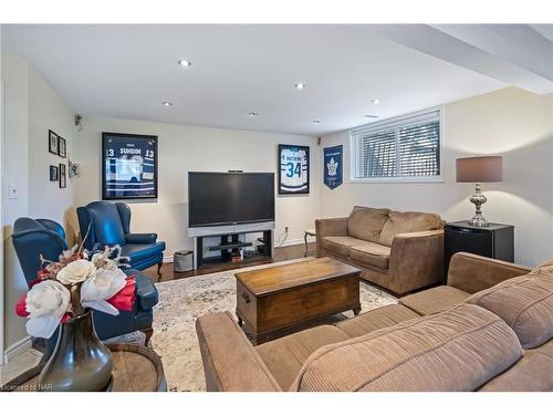 35 Loraine Drive, St. Catharines, ON - Indoor Photo Showing Living Room