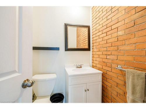 216 Russell Avenue, St. Catharines, ON - Indoor Photo Showing Bathroom