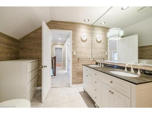 216 Russell Avenue, St. Catharines, ON - Indoor Photo Showing Bathroom