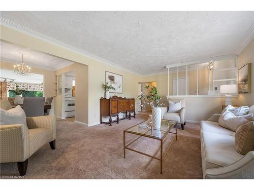 11 Elm Ridge Drive, St. Catharines, ON - Indoor Photo Showing Living Room