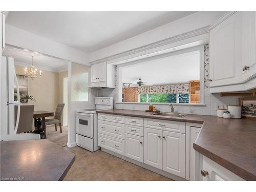 11 Elm Ridge Drive, St. Catharines, ON - Indoor Photo Showing Kitchen