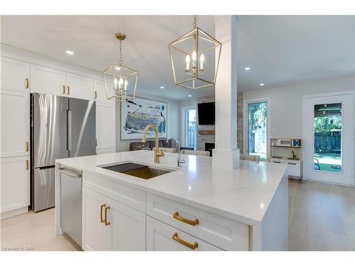 5 Saddler Street, Fonthill, ON - Indoor Photo Showing Kitchen