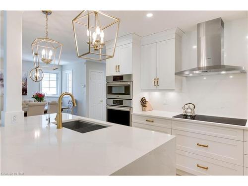 5 Saddler Street, Fonthill, ON - Indoor Photo Showing Kitchen With Upgraded Kitchen