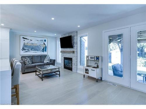 5 Saddler Street, Fonthill, ON - Indoor Photo Showing Living Room With Fireplace