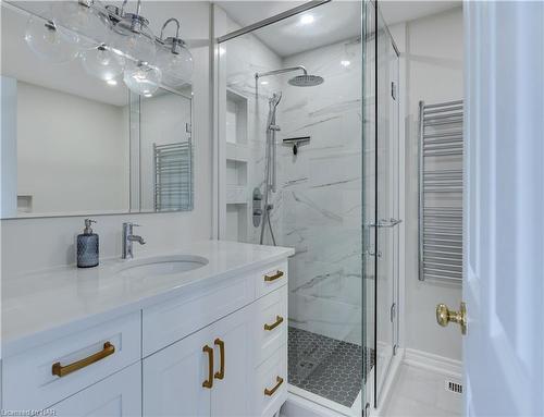 5 Saddler Street, Fonthill, ON - Indoor Photo Showing Bathroom