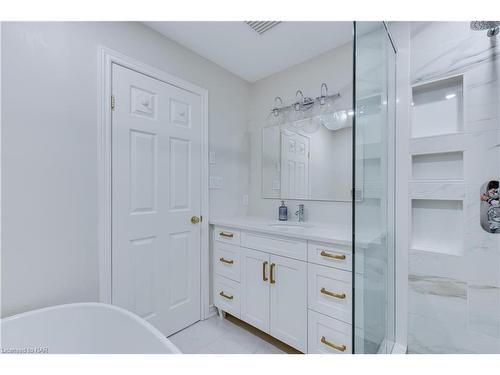 5 Saddler Street, Fonthill, ON - Indoor Photo Showing Bathroom