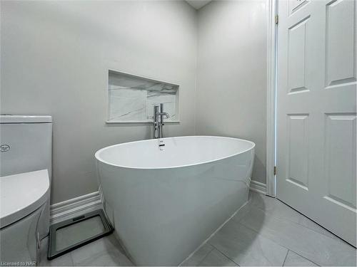 5 Saddler Street, Fonthill, ON - Indoor Photo Showing Bathroom