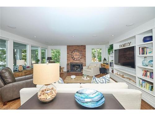 1681 Macdonald Drive, Fort Erie, ON - Indoor Photo Showing Living Room With Fireplace