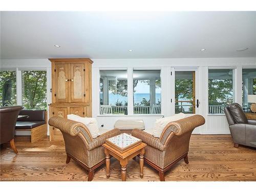 1681 Macdonald Drive, Fort Erie, ON - Indoor Photo Showing Living Room