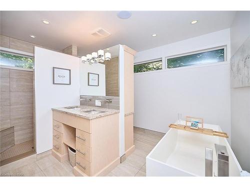 1681 Macdonald Drive, Fort Erie, ON - Indoor Photo Showing Bathroom