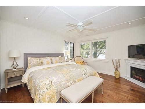 1681 Macdonald Drive, Fort Erie, ON - Indoor Photo Showing Bedroom