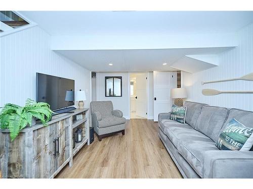 1681 Macdonald Drive, Fort Erie, ON - Indoor Photo Showing Living Room