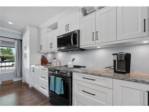 163 Champlain Drive, Fort Erie, ON - Indoor Photo Showing Kitchen With Upgraded Kitchen