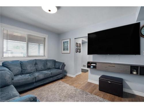 163 Champlain Drive, Fort Erie, ON - Indoor Photo Showing Living Room