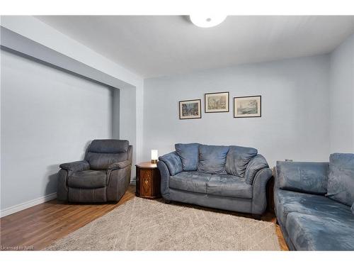 163 Champlain Drive, Fort Erie, ON - Indoor Photo Showing Living Room