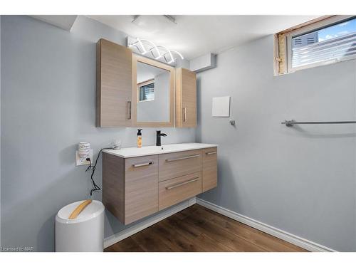 163 Champlain Drive, Fort Erie, ON - Indoor Photo Showing Bathroom