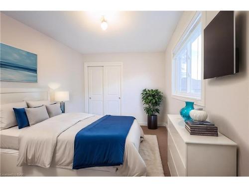 17 Hawthorn Avenue, Thorold, ON - Indoor Photo Showing Bedroom