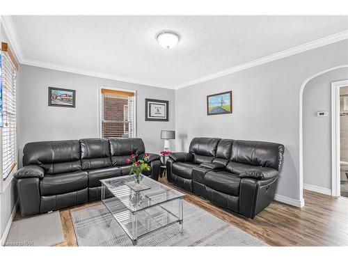 19 Campbell Avenue, St. Catharines, ON - Indoor Photo Showing Living Room