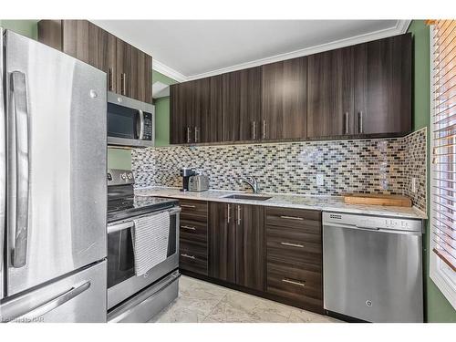 19 Campbell Avenue, St. Catharines, ON - Indoor Photo Showing Kitchen With Upgraded Kitchen