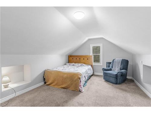 19 Campbell Avenue, St. Catharines, ON - Indoor Photo Showing Bedroom