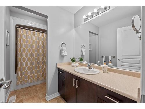 9349 Madison Crescent, Niagara Falls, ON - Indoor Photo Showing Bathroom