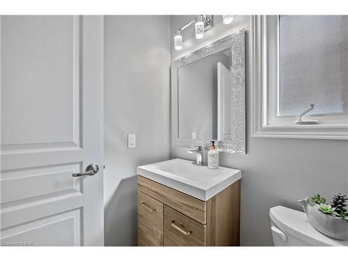 9349 Madison Crescent, Niagara Falls, ON - Indoor Photo Showing Bathroom