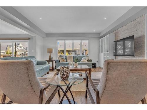 9349 Madison Crescent, Niagara Falls, ON - Indoor Photo Showing Living Room