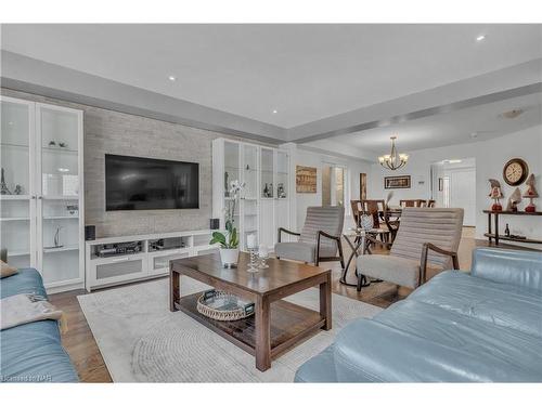 9349 Madison Crescent, Niagara Falls, ON - Indoor Photo Showing Living Room