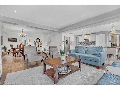 9349 Madison Crescent, Niagara Falls, ON - Indoor Photo Showing Living Room