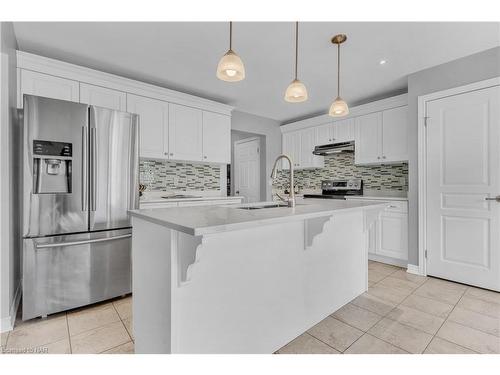 9349 Madison Crescent, Niagara Falls, ON - Indoor Photo Showing Kitchen With Upgraded Kitchen