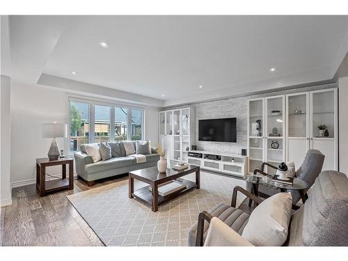 9349 Madison Crescent, Niagara Falls, ON - Indoor Photo Showing Living Room